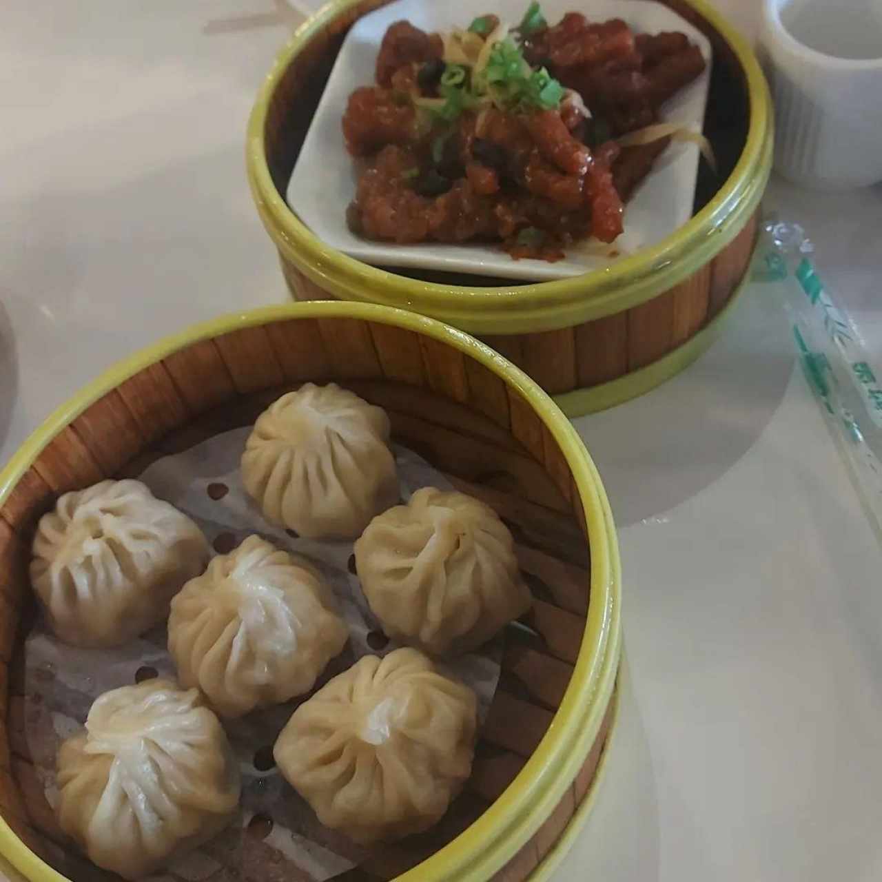 Patitas de pollo y Xiao lon bao