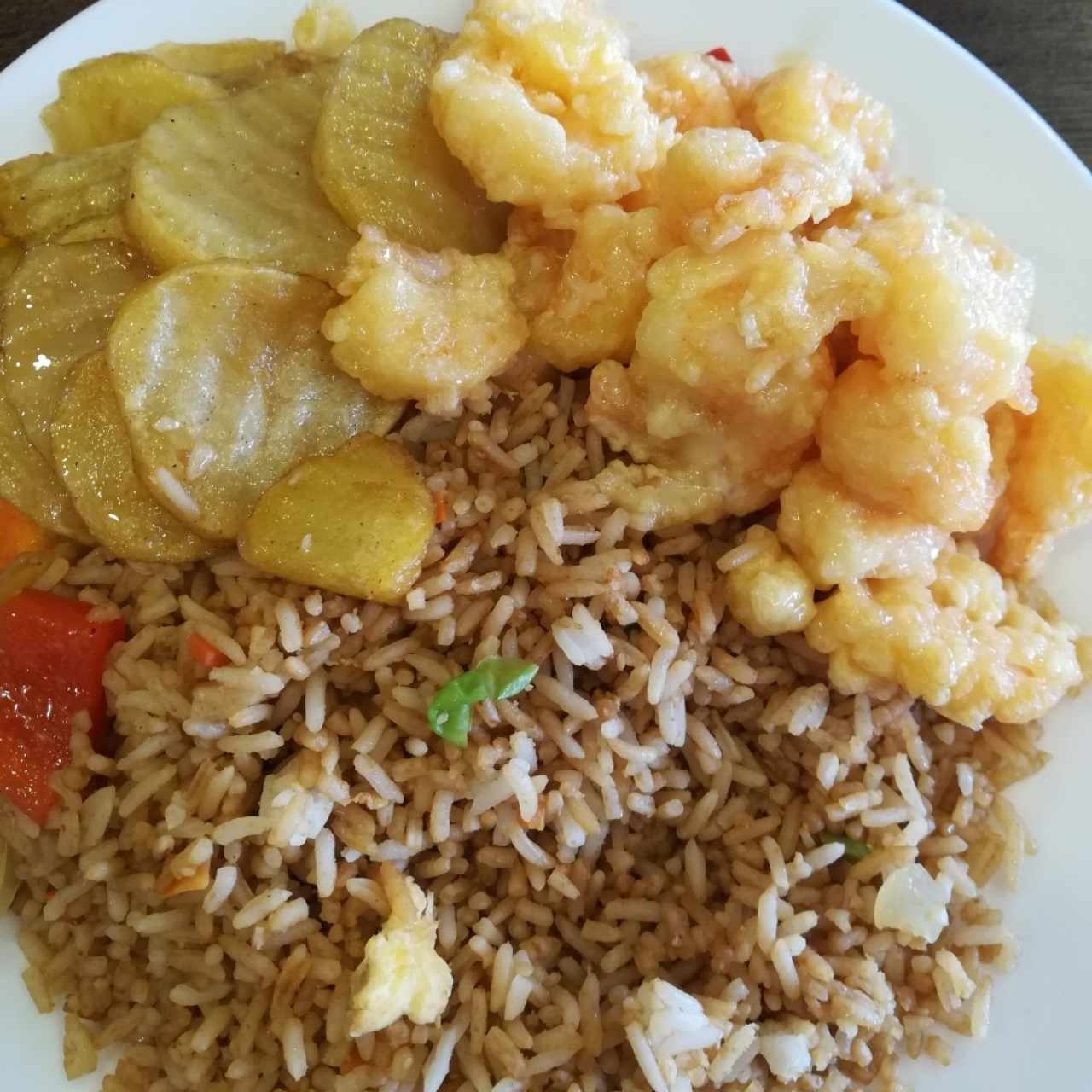 arroz frito, papas salteadas y camarones en salsa de coco