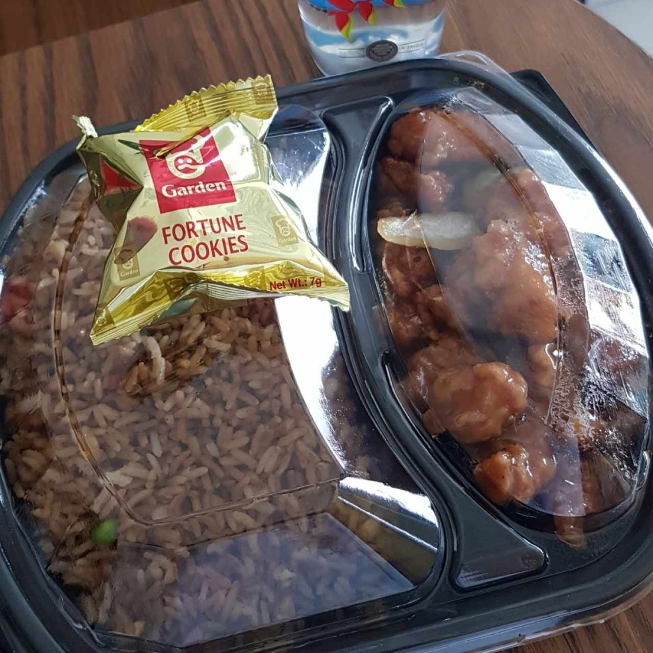 Opción para llevar, arroz frito con pollo tso + fortune cookie 😁