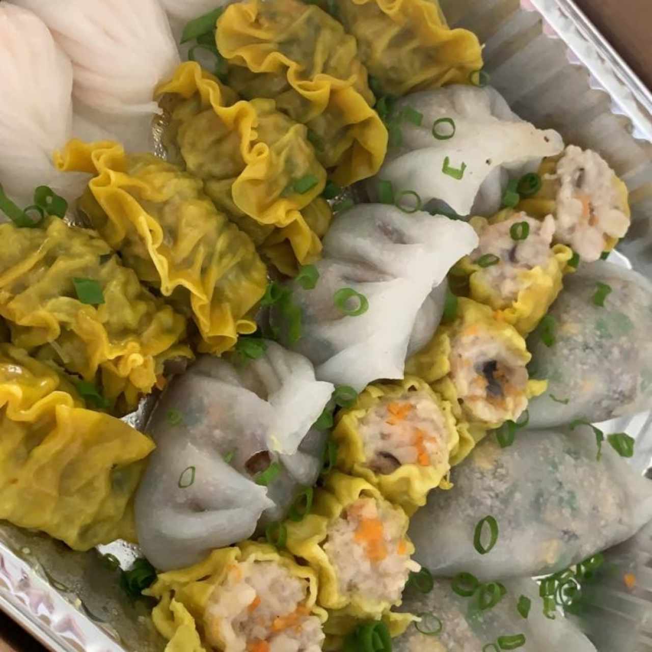 Caja de Dim Sum... Incluye siu mai, ja kao, yi chikao, chiu choe fan ko y empanada de vegetales