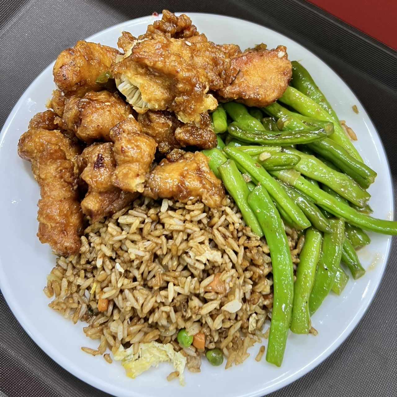 Pollo General Tso + arroz frito + habichuelas 