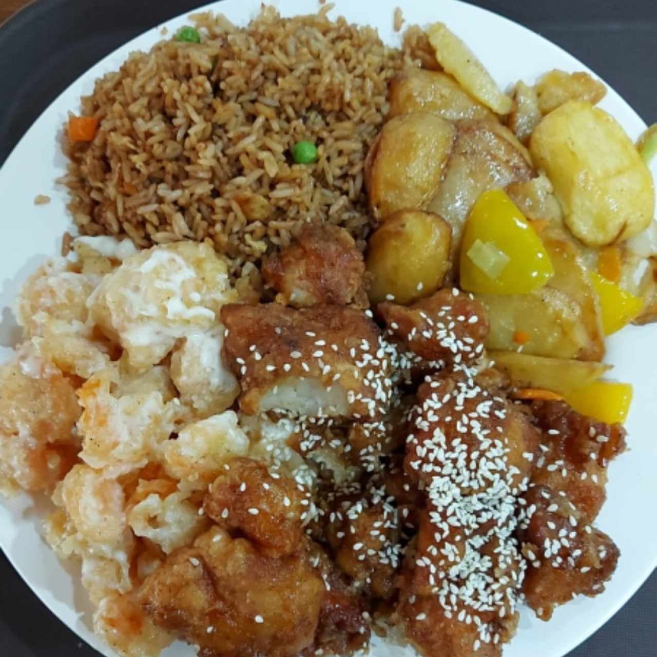  Arroz Frito Oscuro, papas salteadas, camarones al coco y pollo al sésamo.