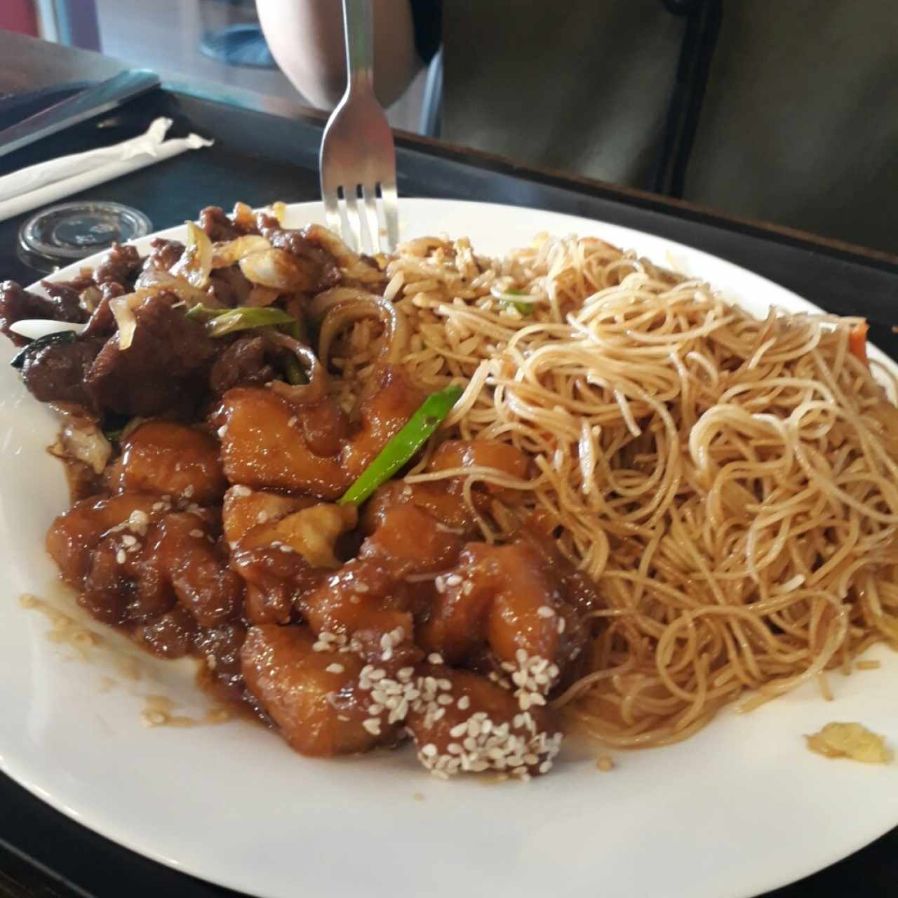 arroz con pollo, fideos de arroz, lomito salteado y pollo con miel y ajonjolí