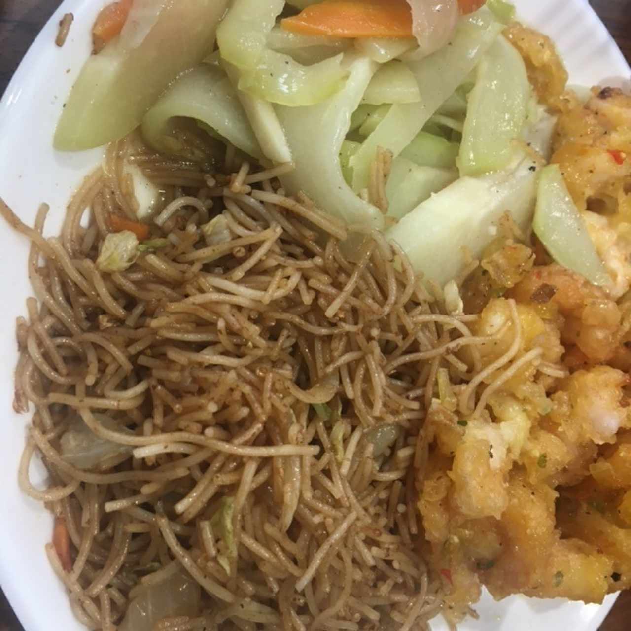 Camarones con chayote y chow mein