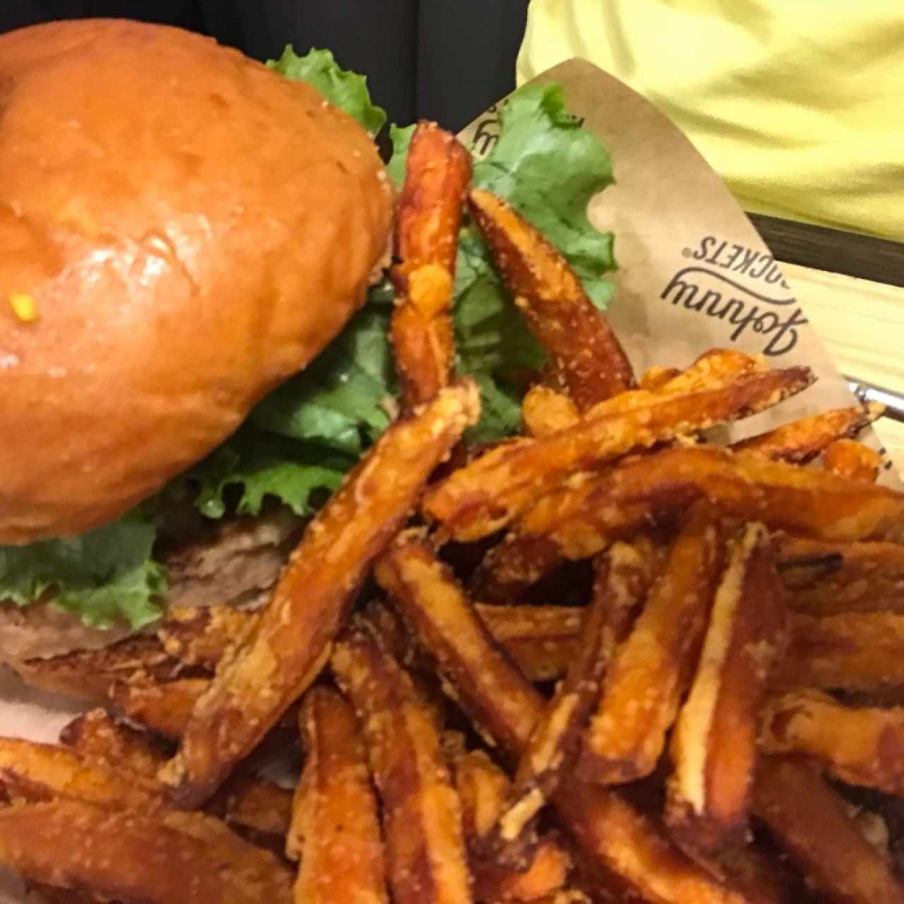 Hamburguesa vegetariana acompañadas de papa dulce frita. 