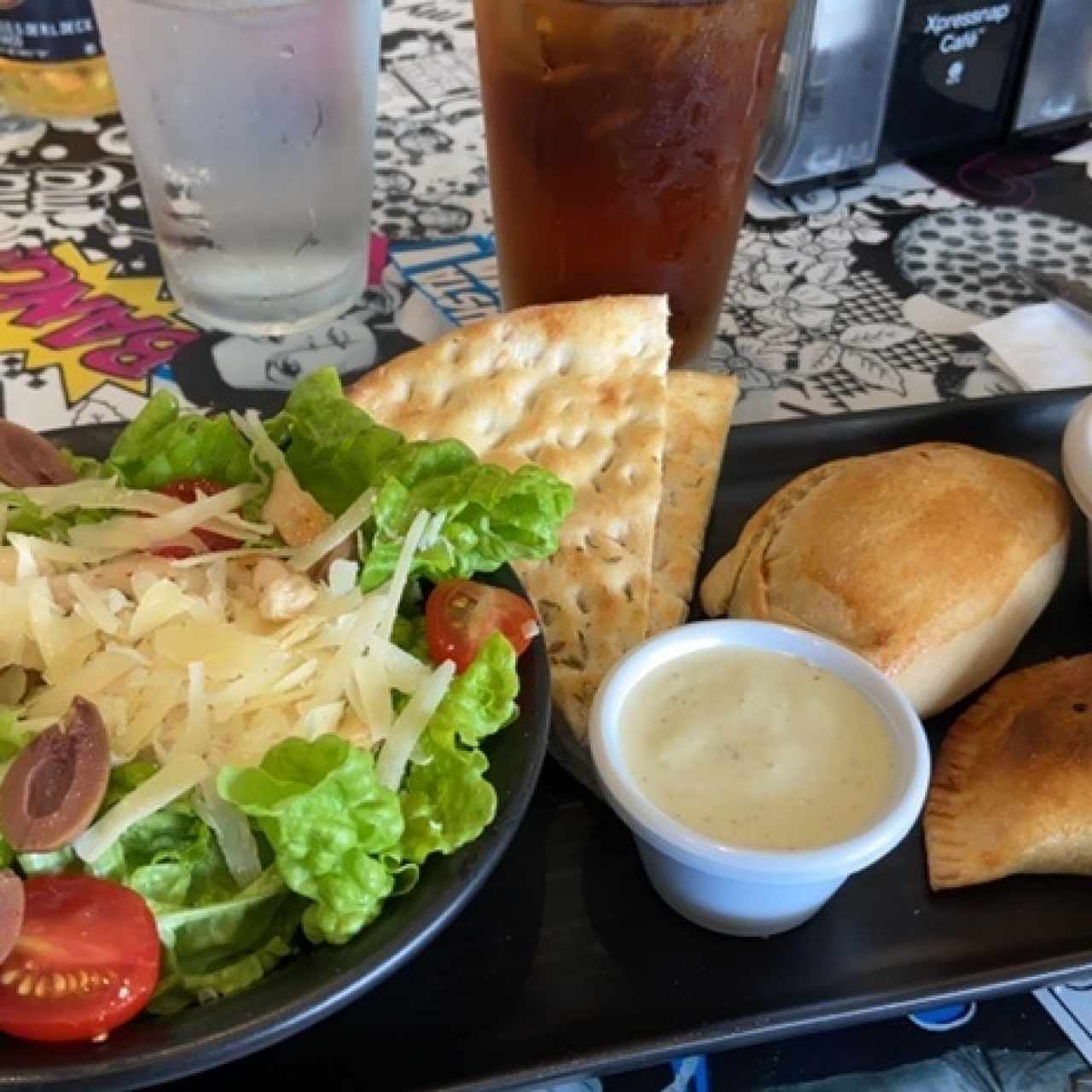 Ensalada cesar con pollo y empanadas de carne y queso