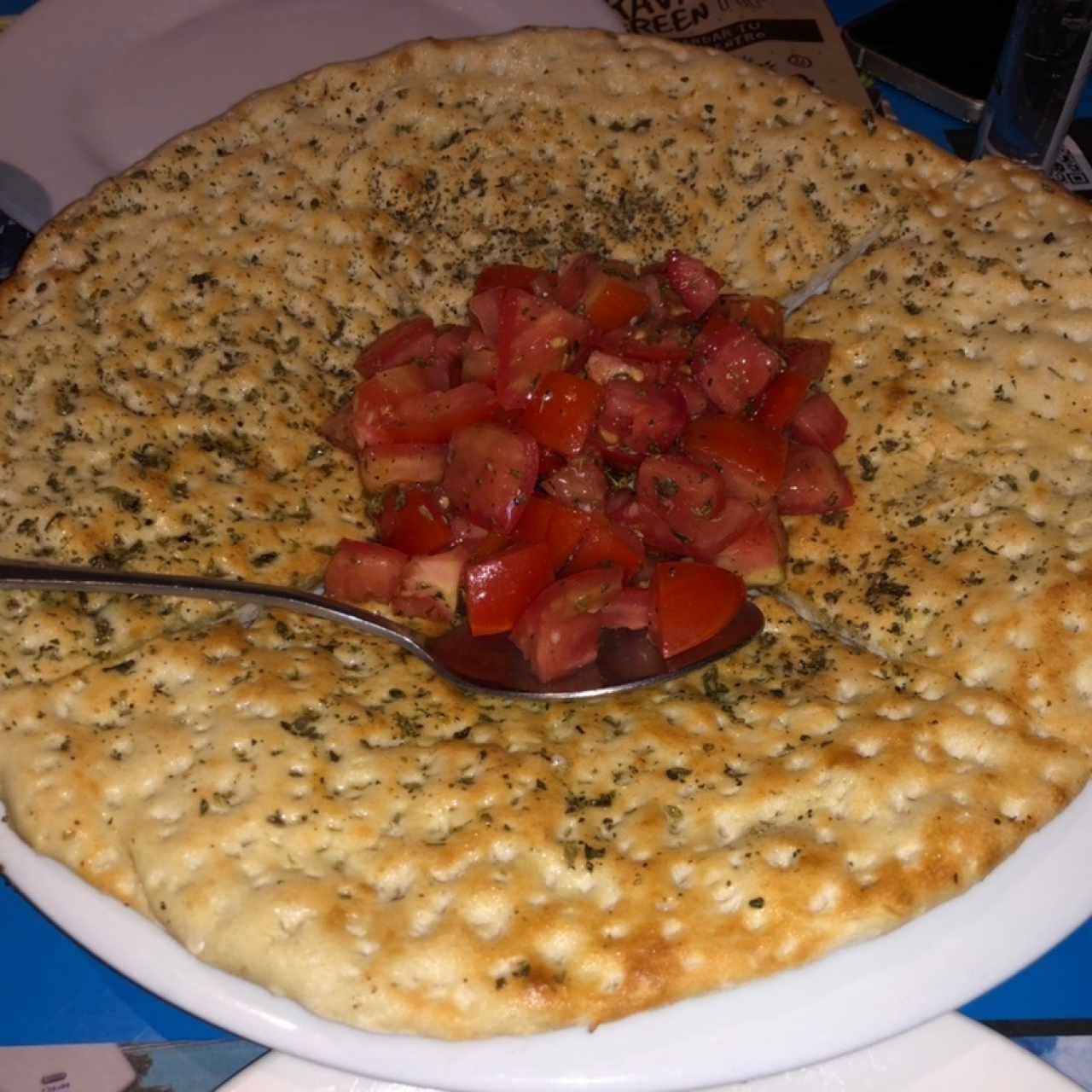 Pan pizza con aceite de ajo, tomate picado y orégano