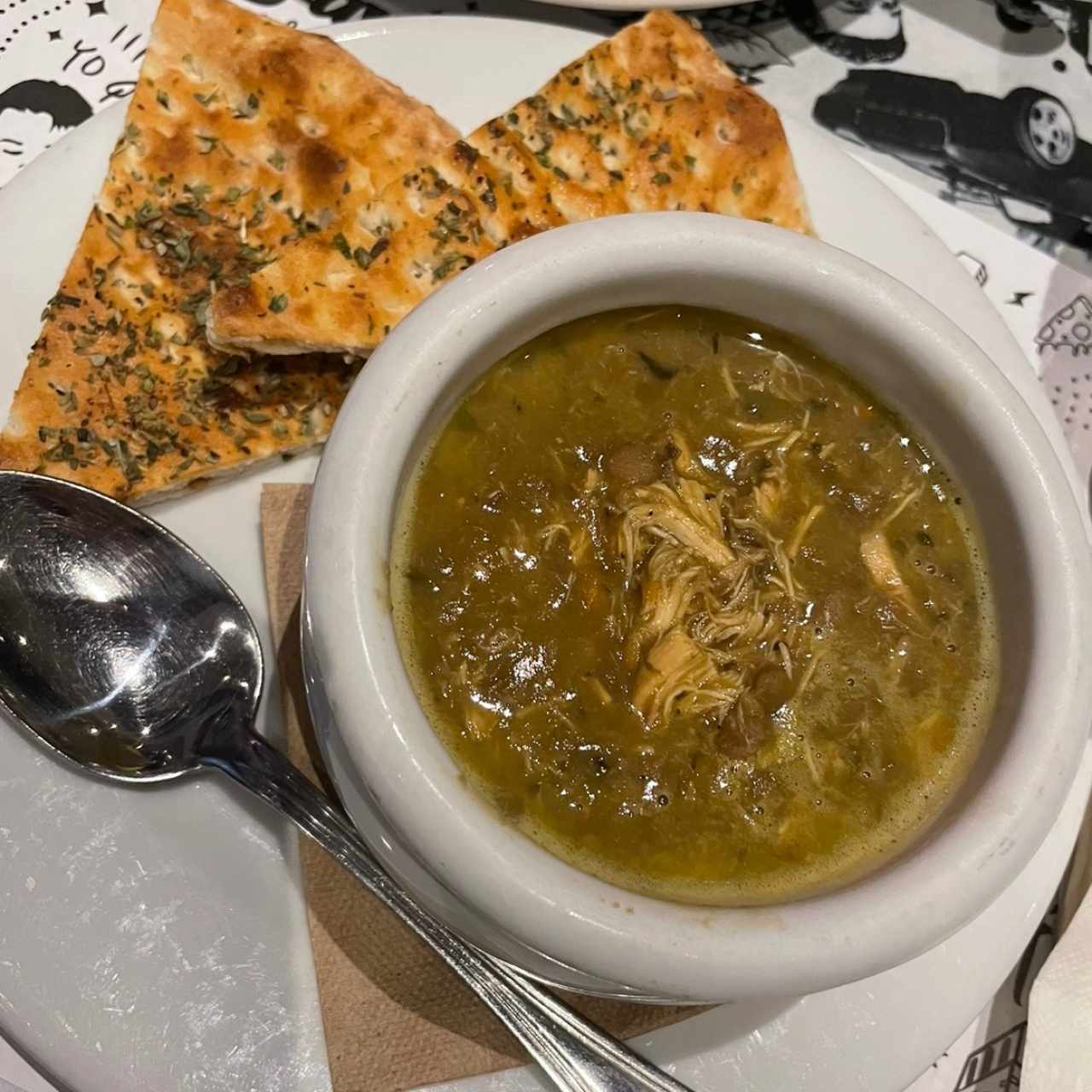 Sopa de lentejas con pollo.