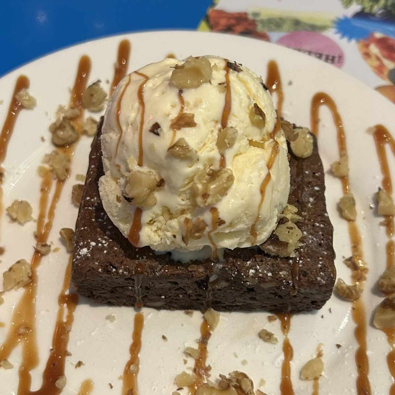 Brownie con helado salsa de caramelo y nueces