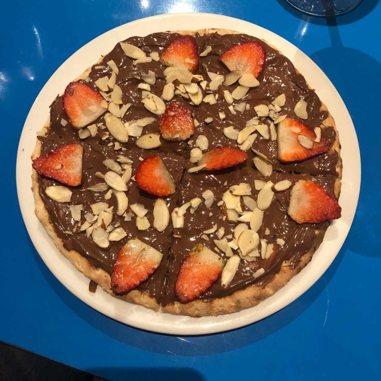 Pizza de Nutella, fresas y almendras