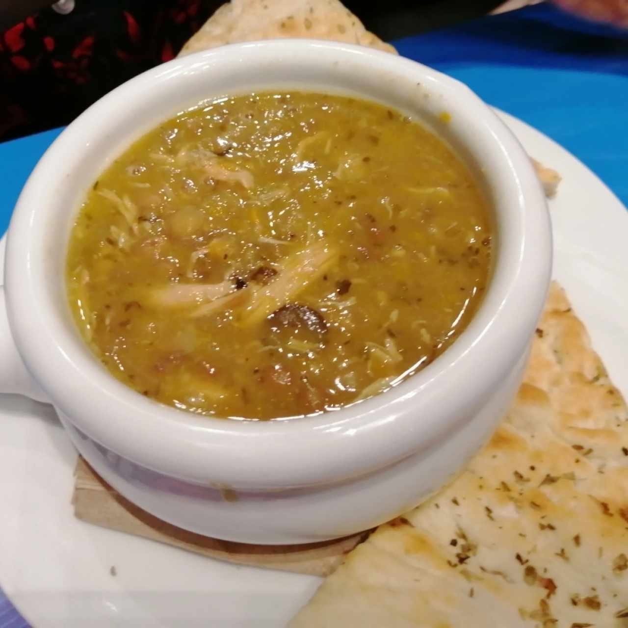 Sopa de lentejas con pollo.