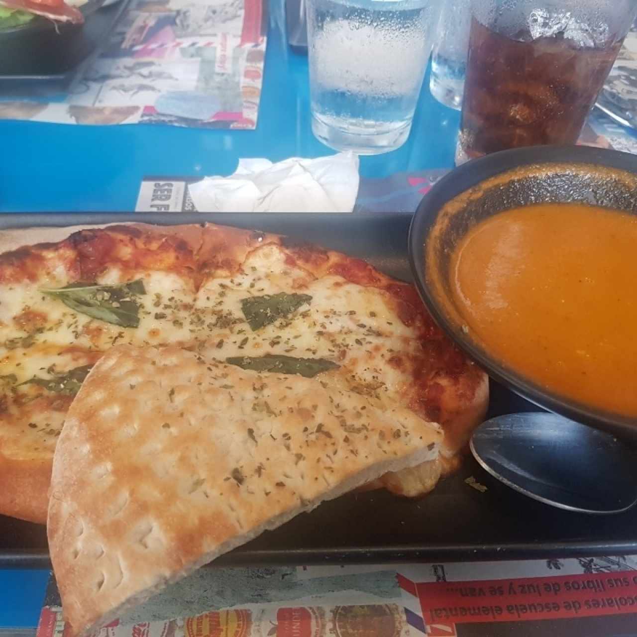 sopa de tomate y pizza margarita