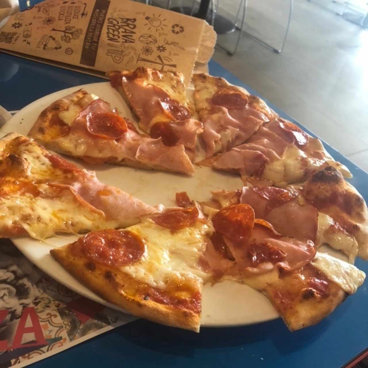 Una pizza de 8" (pepperoni, jamóm o queso) o un Dron de queso con jamón y pepperoni