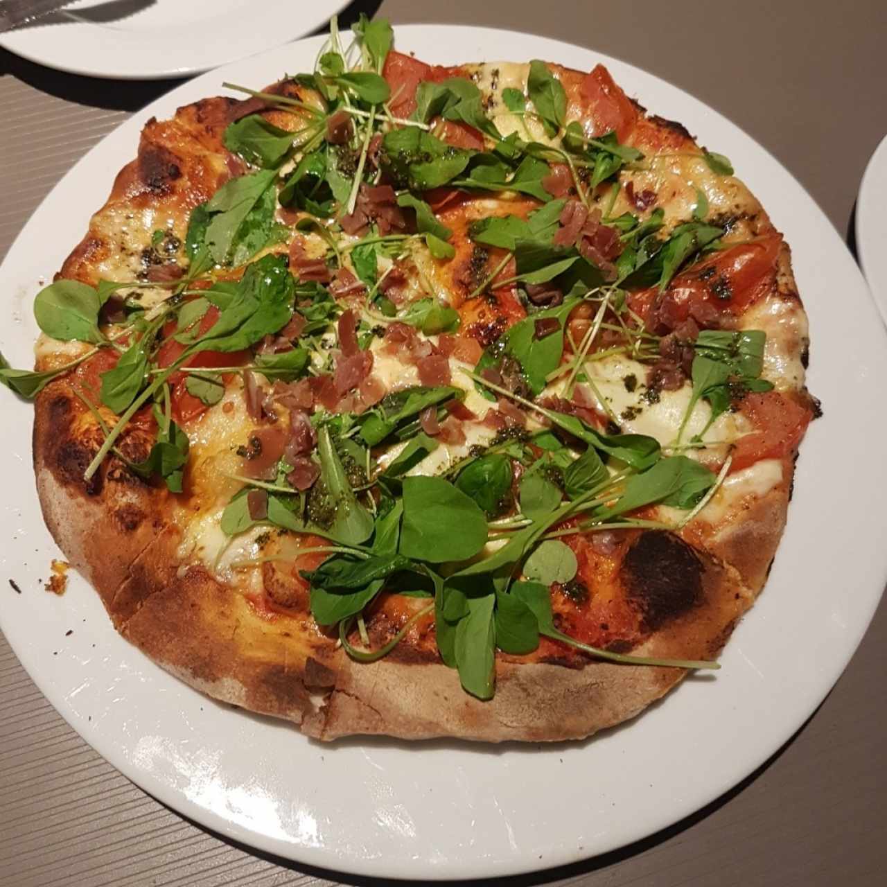 Pizza Capresa con Jamón Serrano