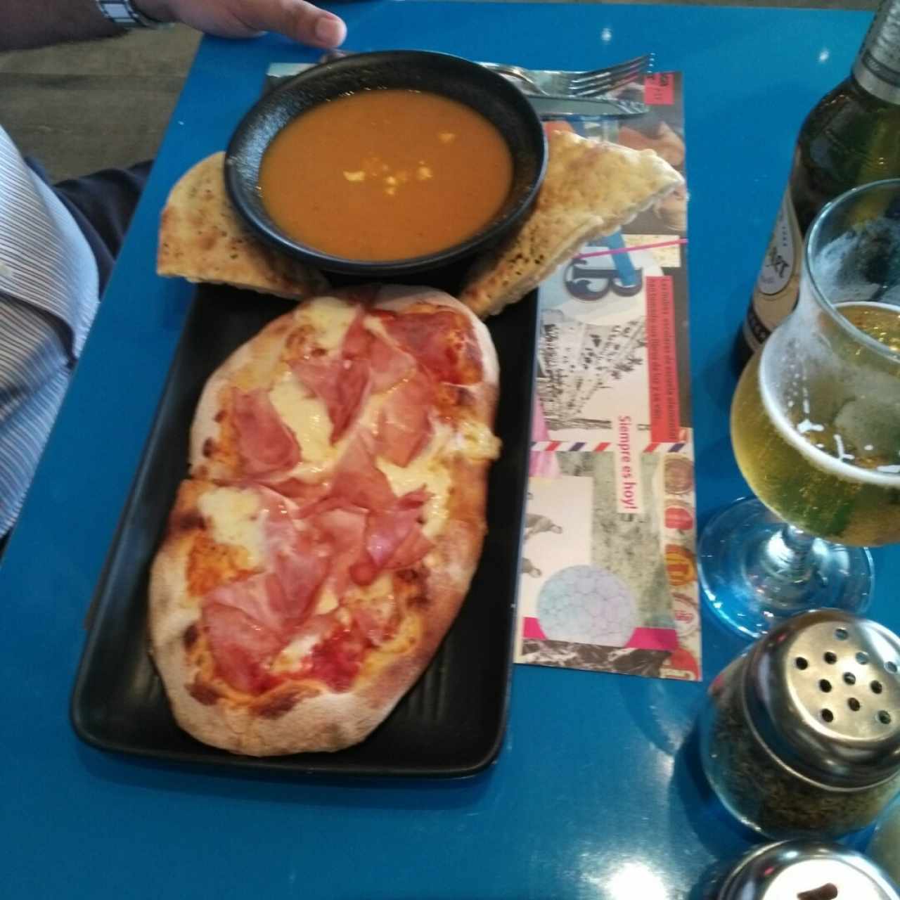 sopa de tomate y pizza de jamón