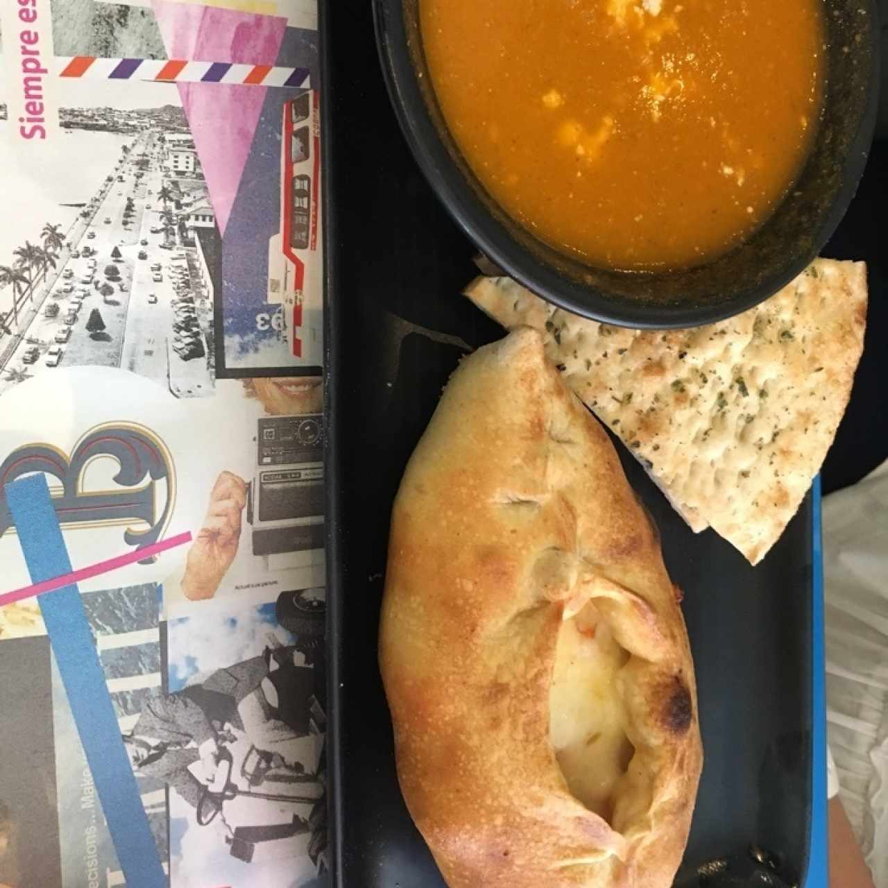 Mini calzone y sopa de tomate