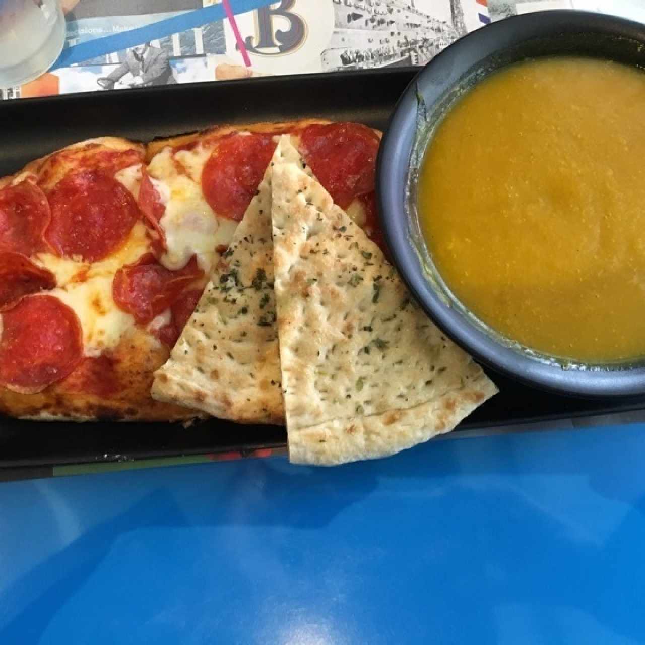 Pizza de peperoni y crema de zapallo