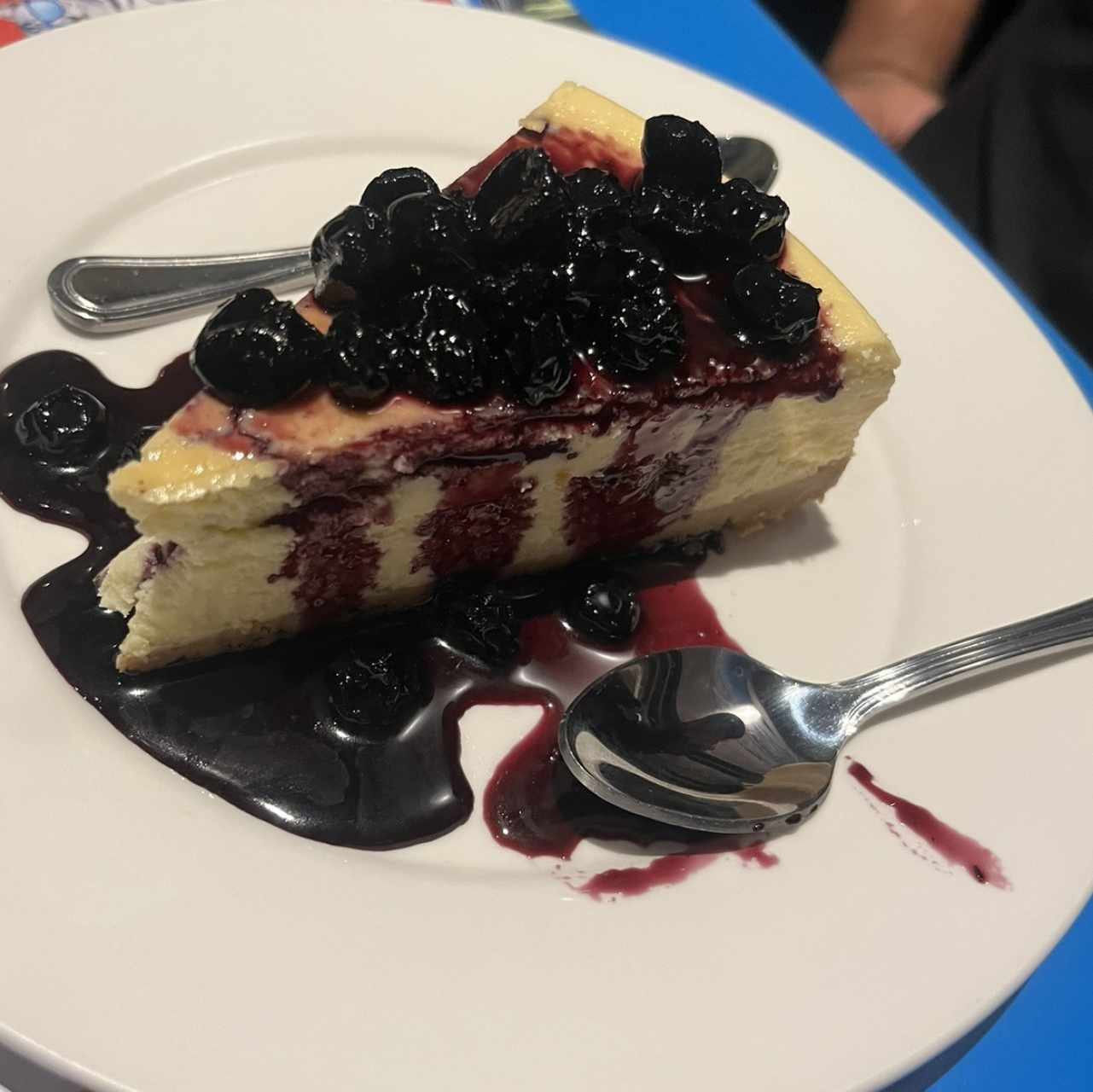 Cheesecake con salsa de blueberries