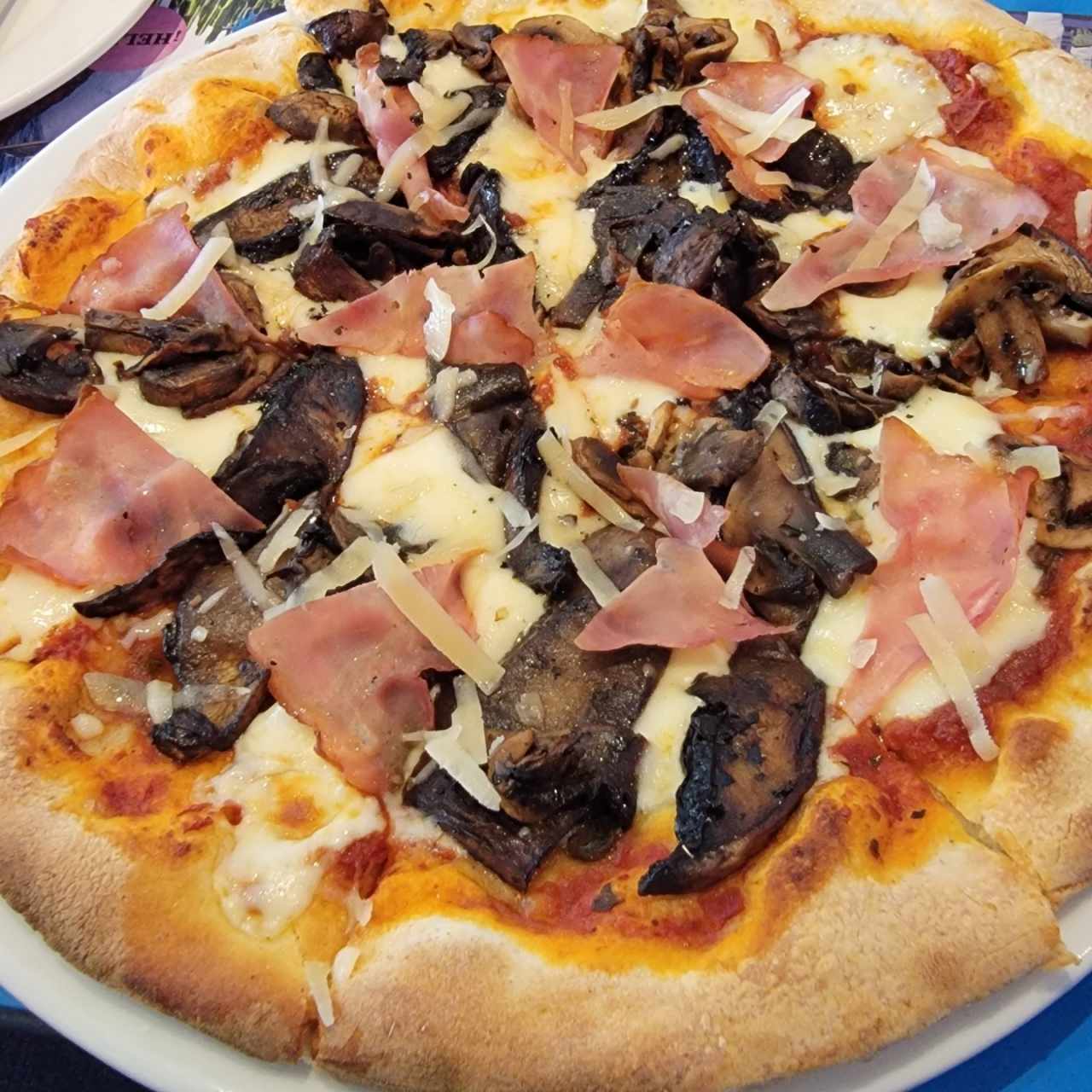 pizza jamón con hongos