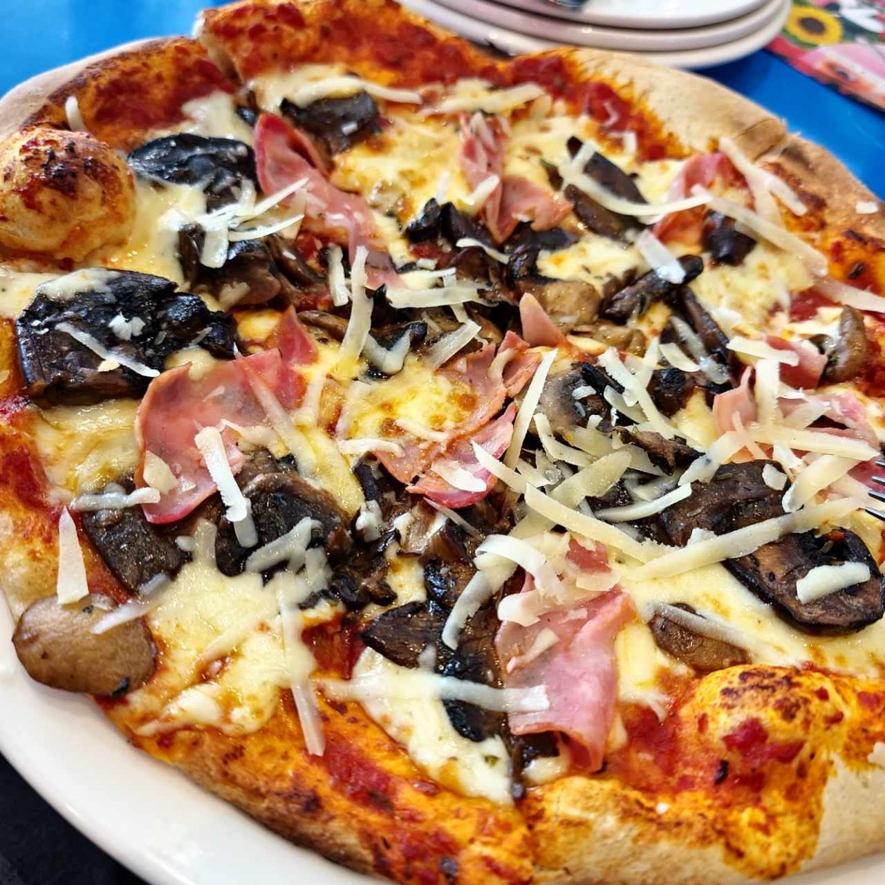 pizza de jamón con hongos