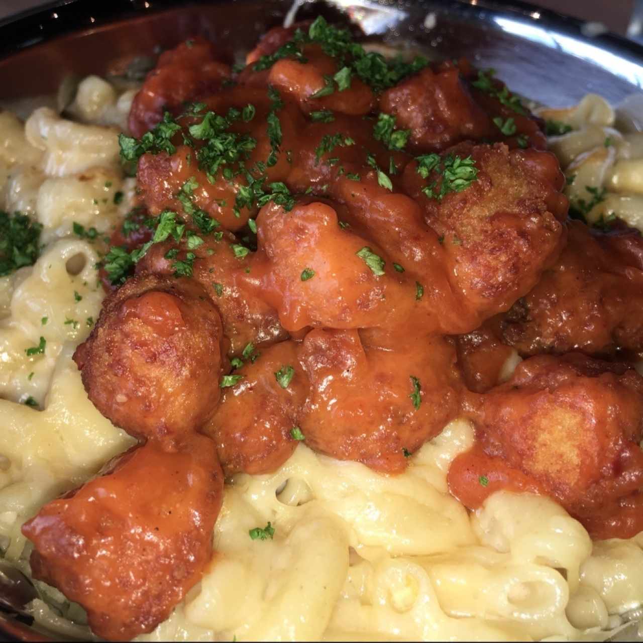 Mac and Cheese con Buffalo Chicken Nuggets