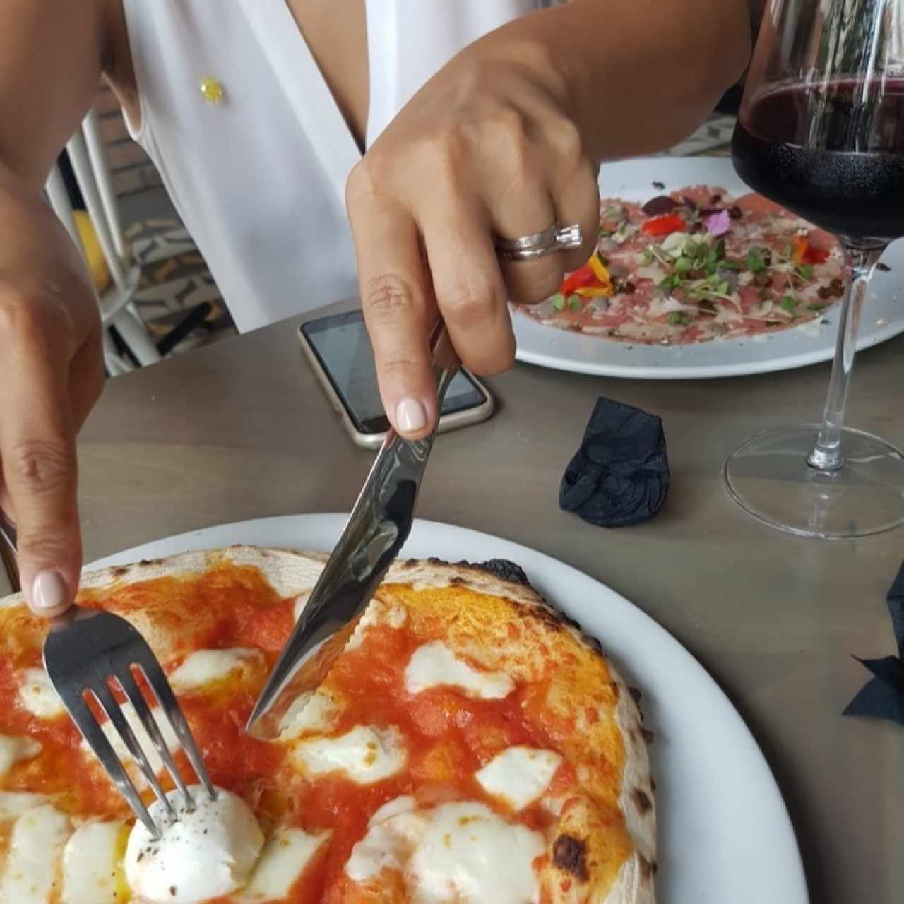 Pizza Margarita y Carpaccio al Tartuffo