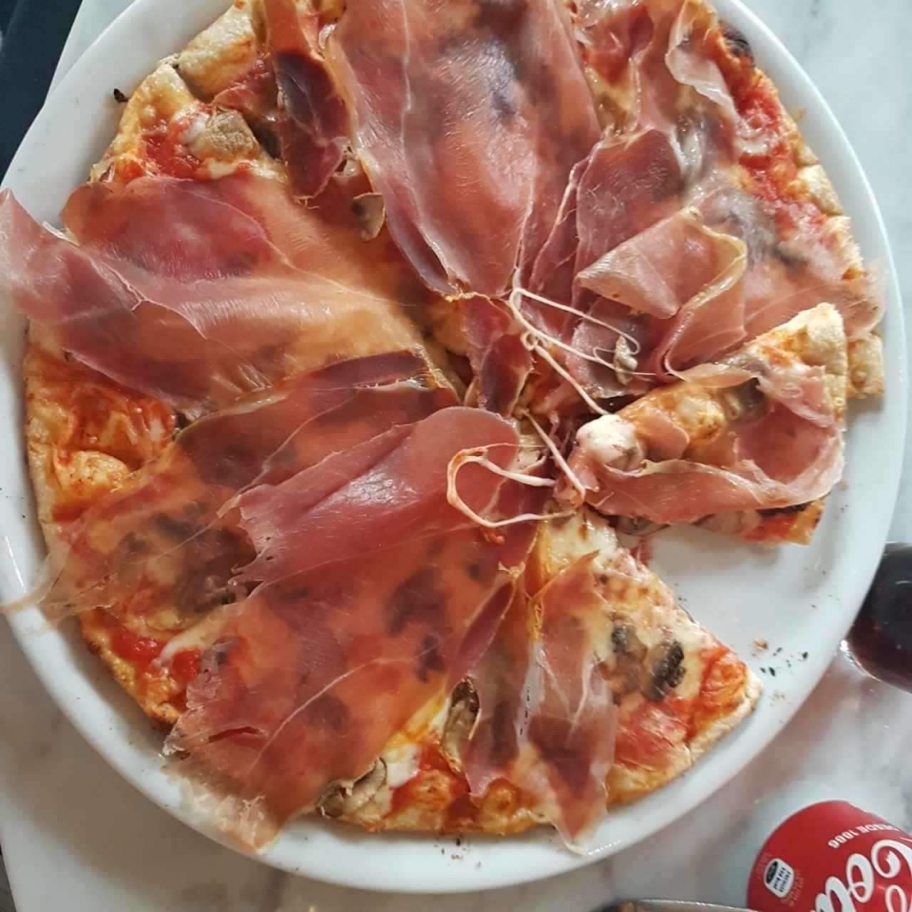 Pizza de prosciutto y hongos