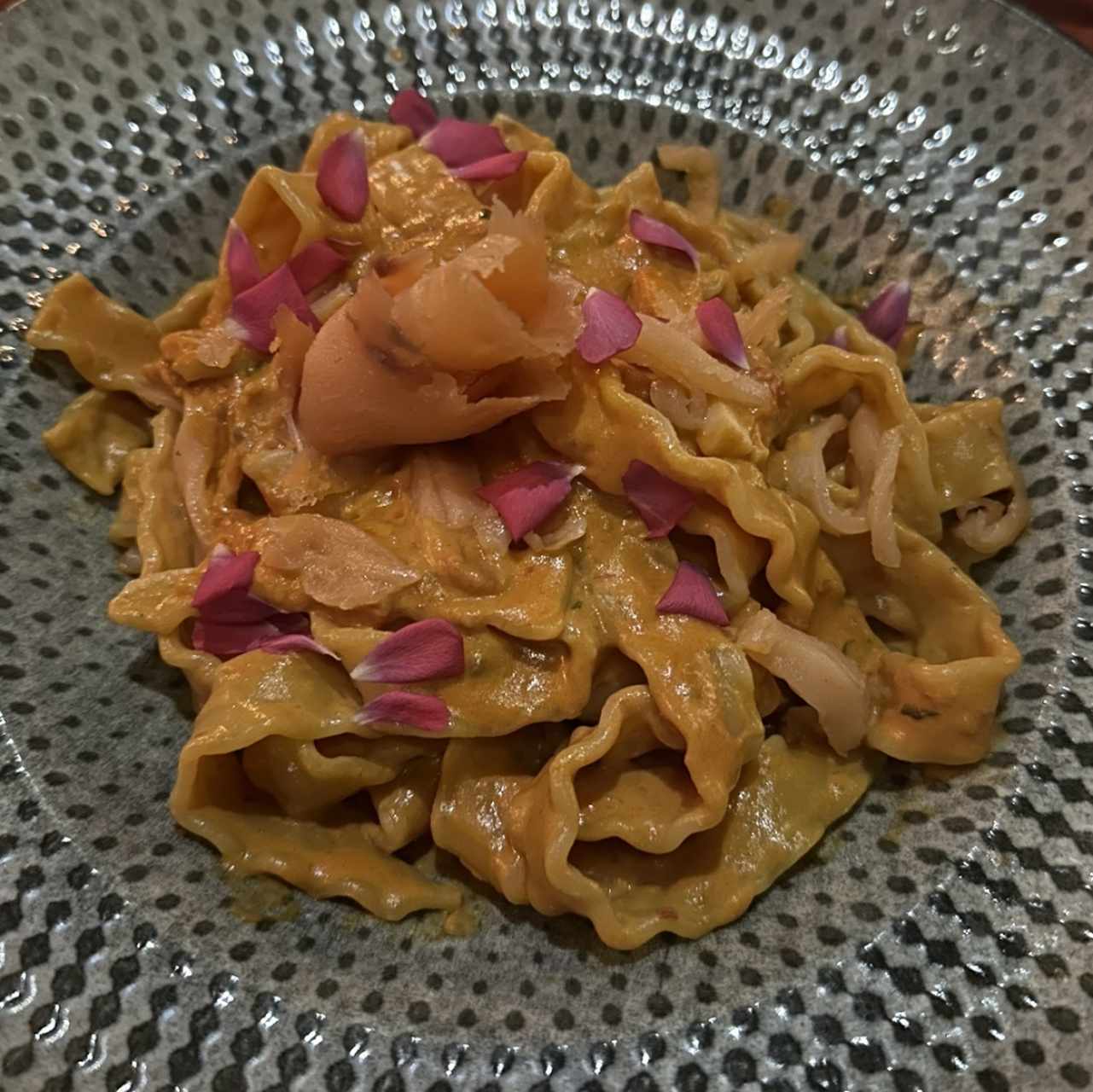 Pasta larga en salsa rosada con salmon