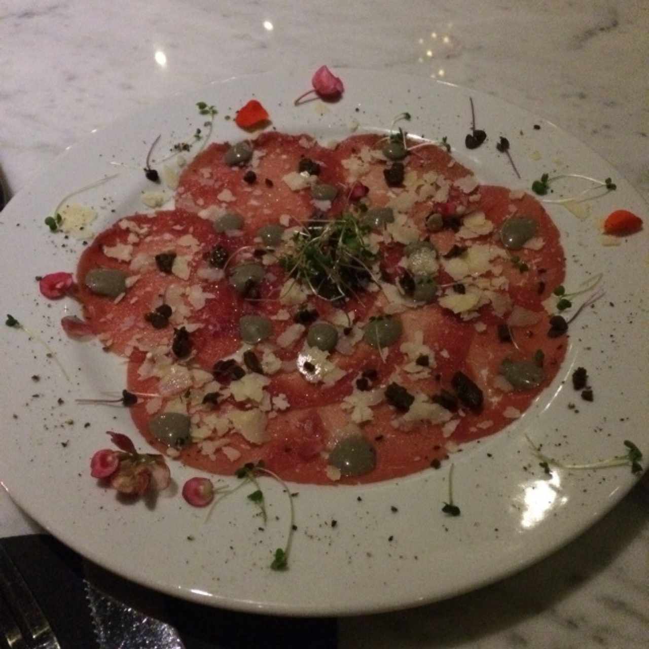 carpaccio de res en salsa de tartuffo