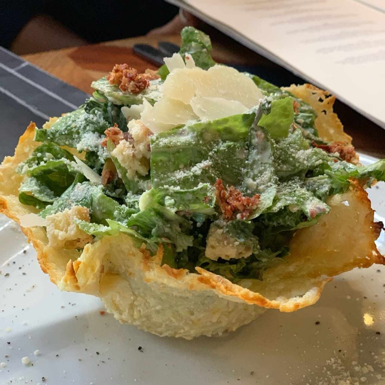 ensalada cesar en cama de parmesano