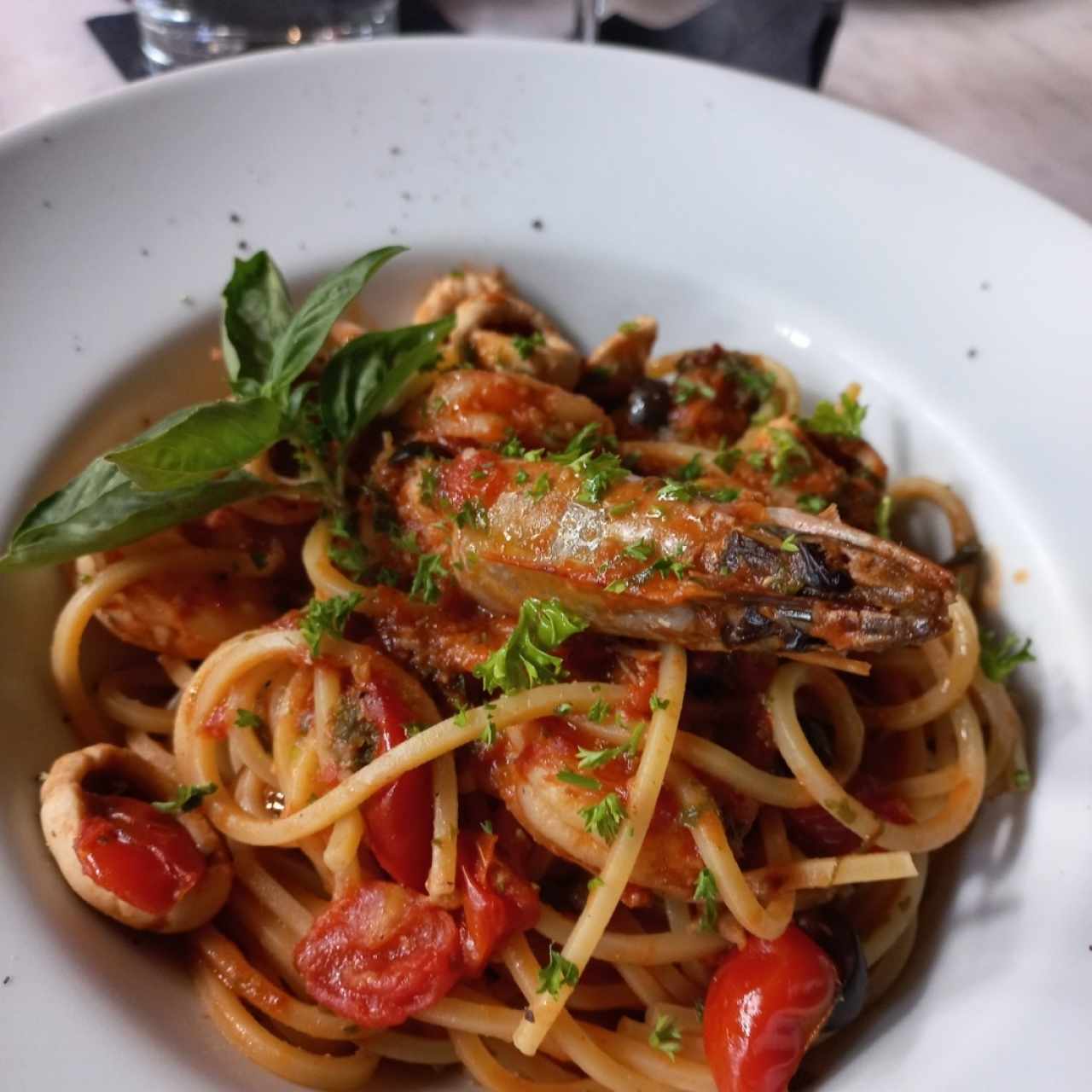 Pasta de mariscos con salsa roja