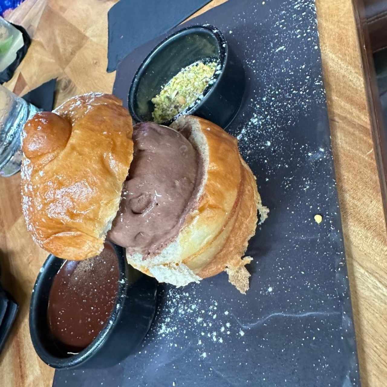 GELATO E BRIOCHE (Brioche Hecha en Casa, Bañada en Chocolate y Pistacho, Rellena con Helado de Chocolate Oscuro y Helado de Pistacho)