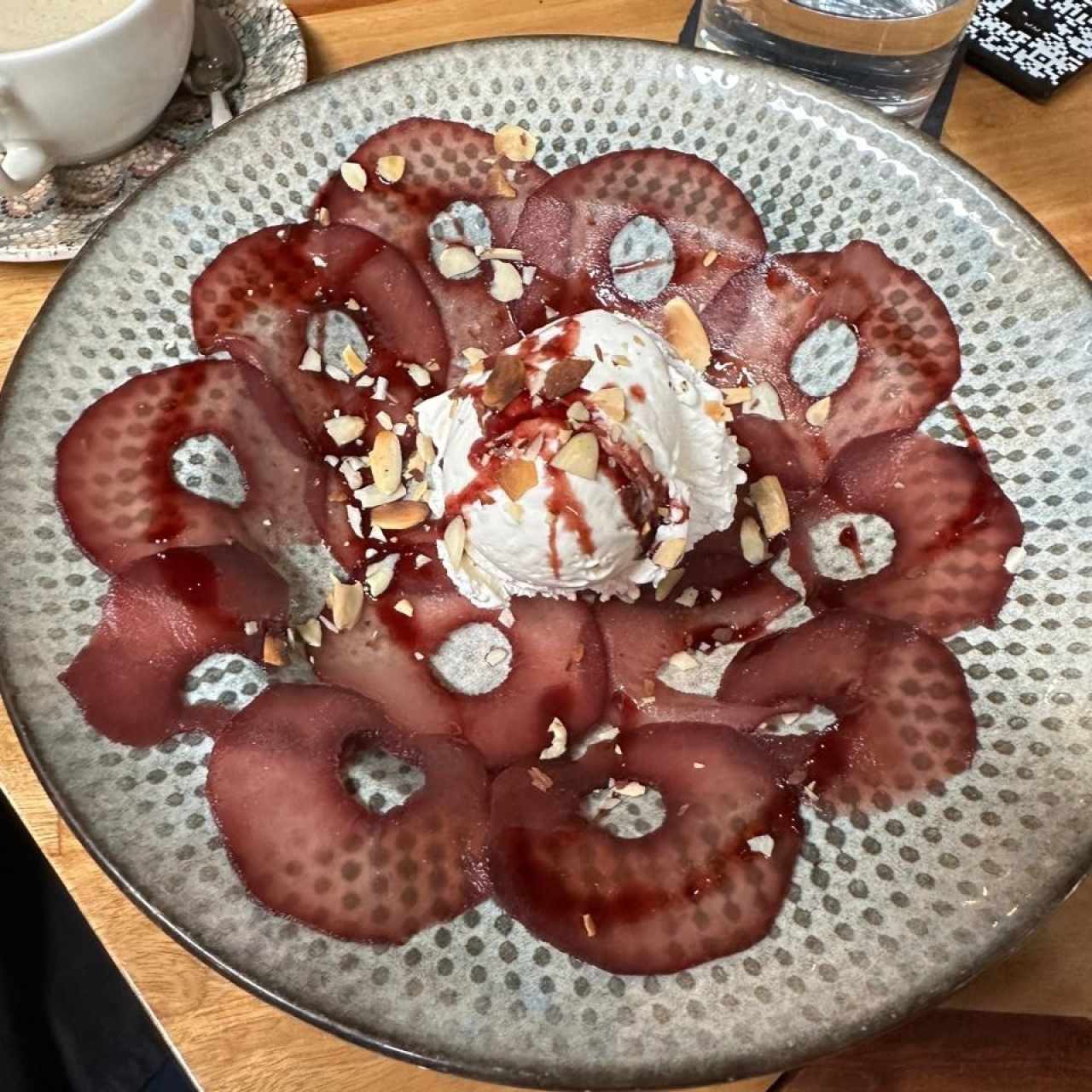 CARPACCIO DI PERE (Finas Rebanadas de Peras al Vino acompañadas de Helado y Lluvia de Almendras)