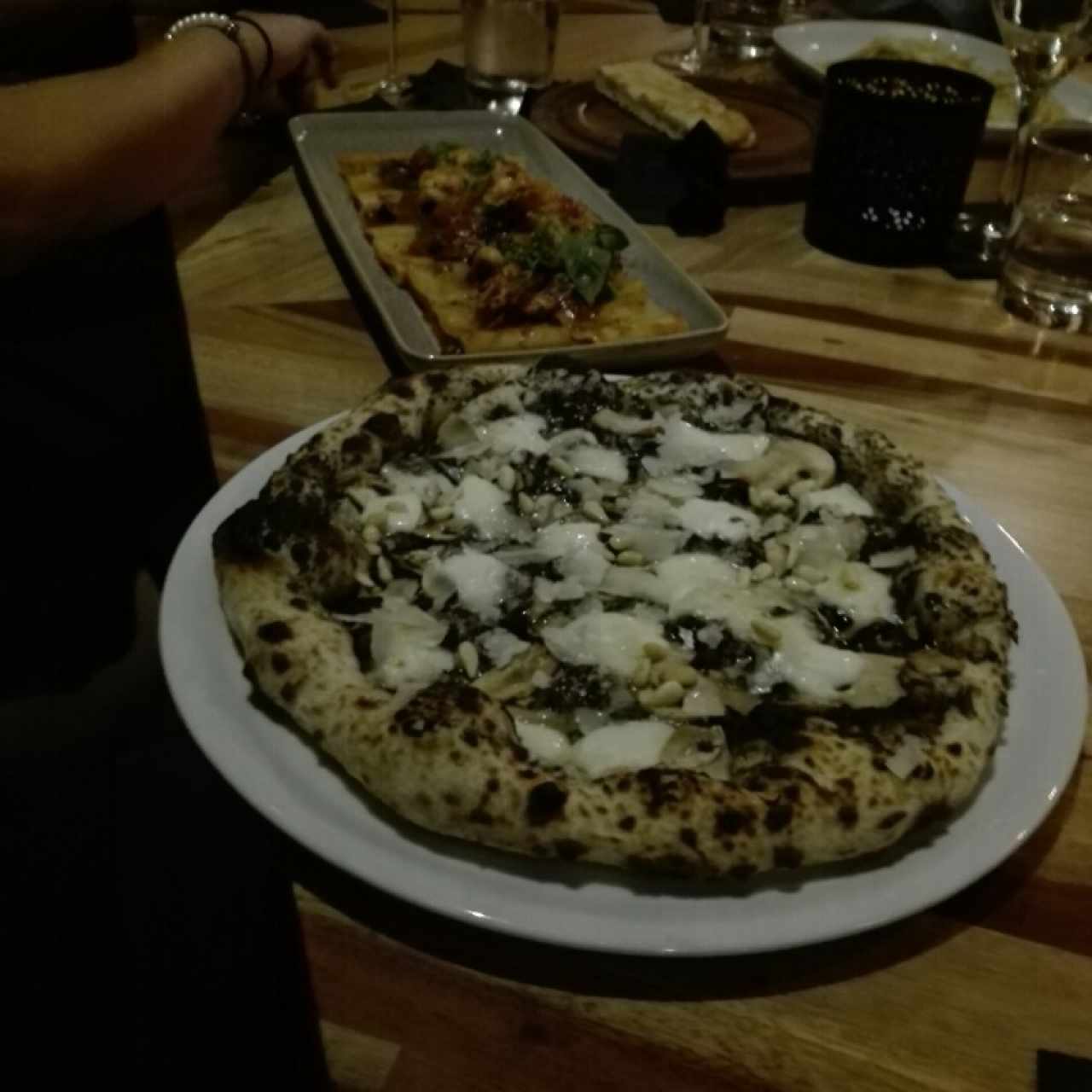 Pizza de trufas y champiñones