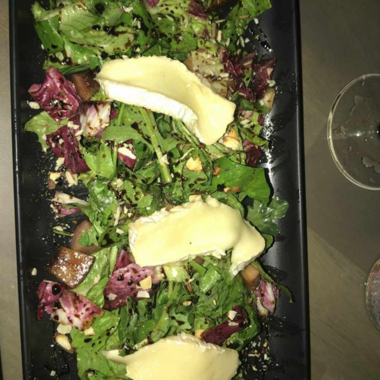 Ensalada de peras y brie