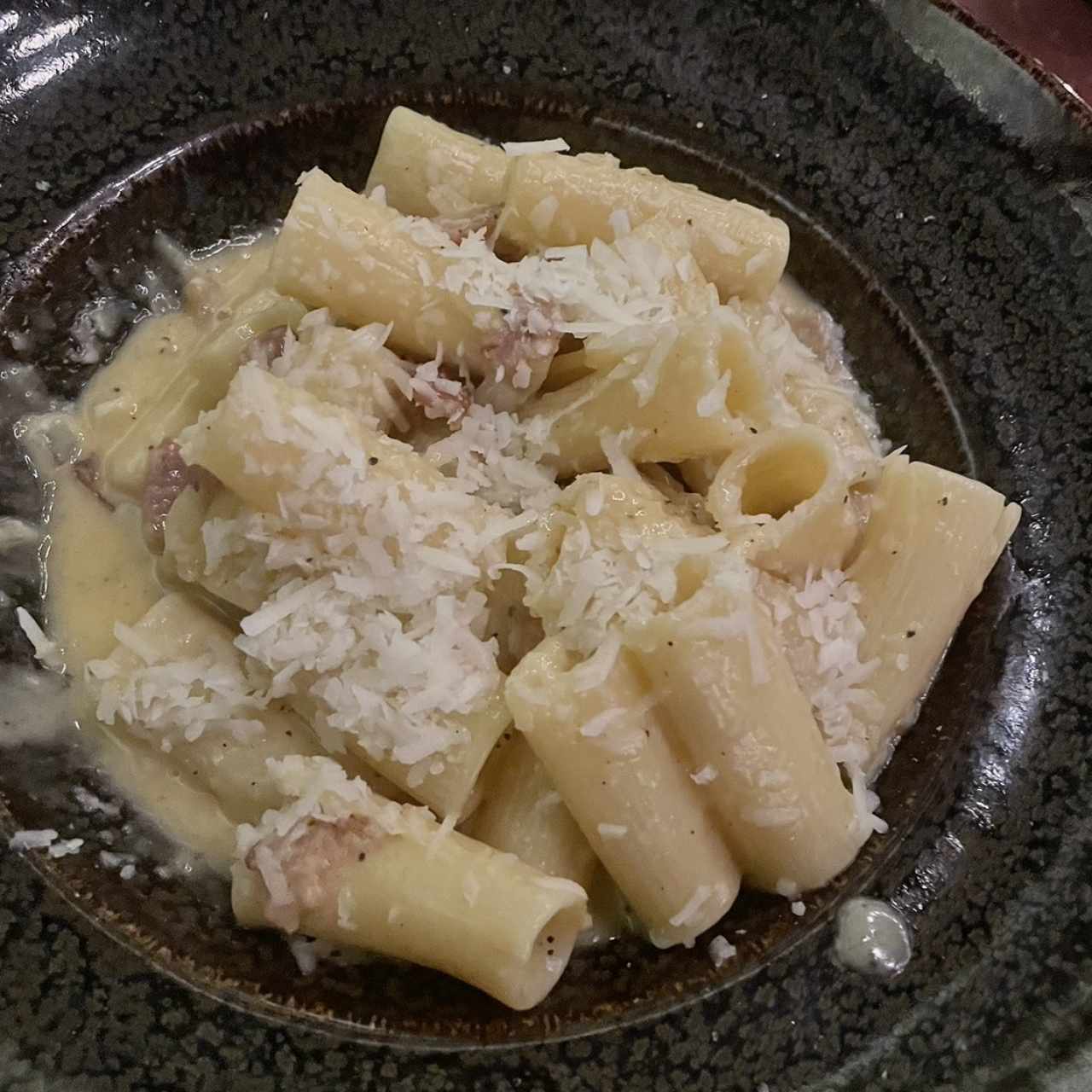 Pasta corta con salsa Carbonara