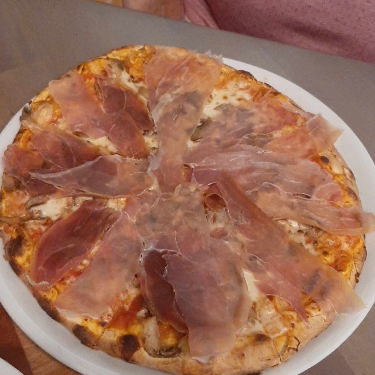 pizza tradicionale italiana - Crudo e Funghi