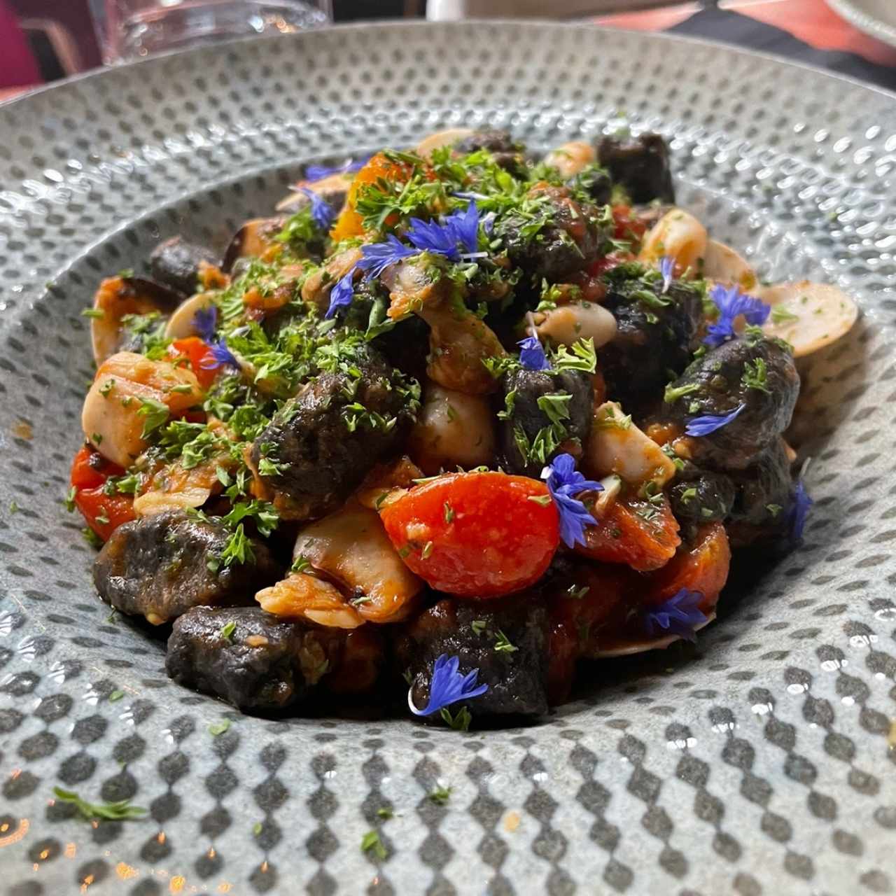 GNOCCHI AL NERO DI SEPPIA E VONGOLE