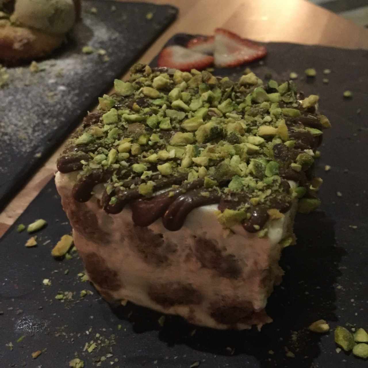 Tiramizu con tope de nutella y pistachos 