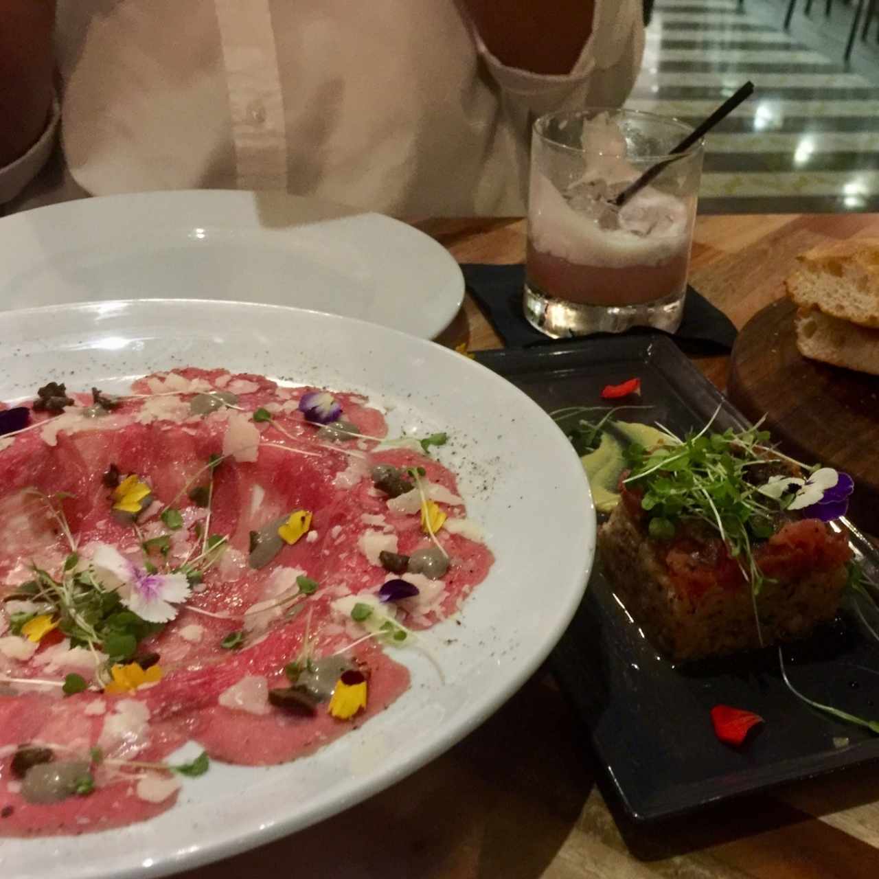 Carpaccio de carne, tartare de salmón y whiskey sour 