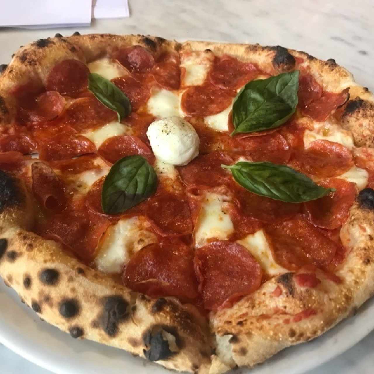 Pizza marguerita con pepperoni