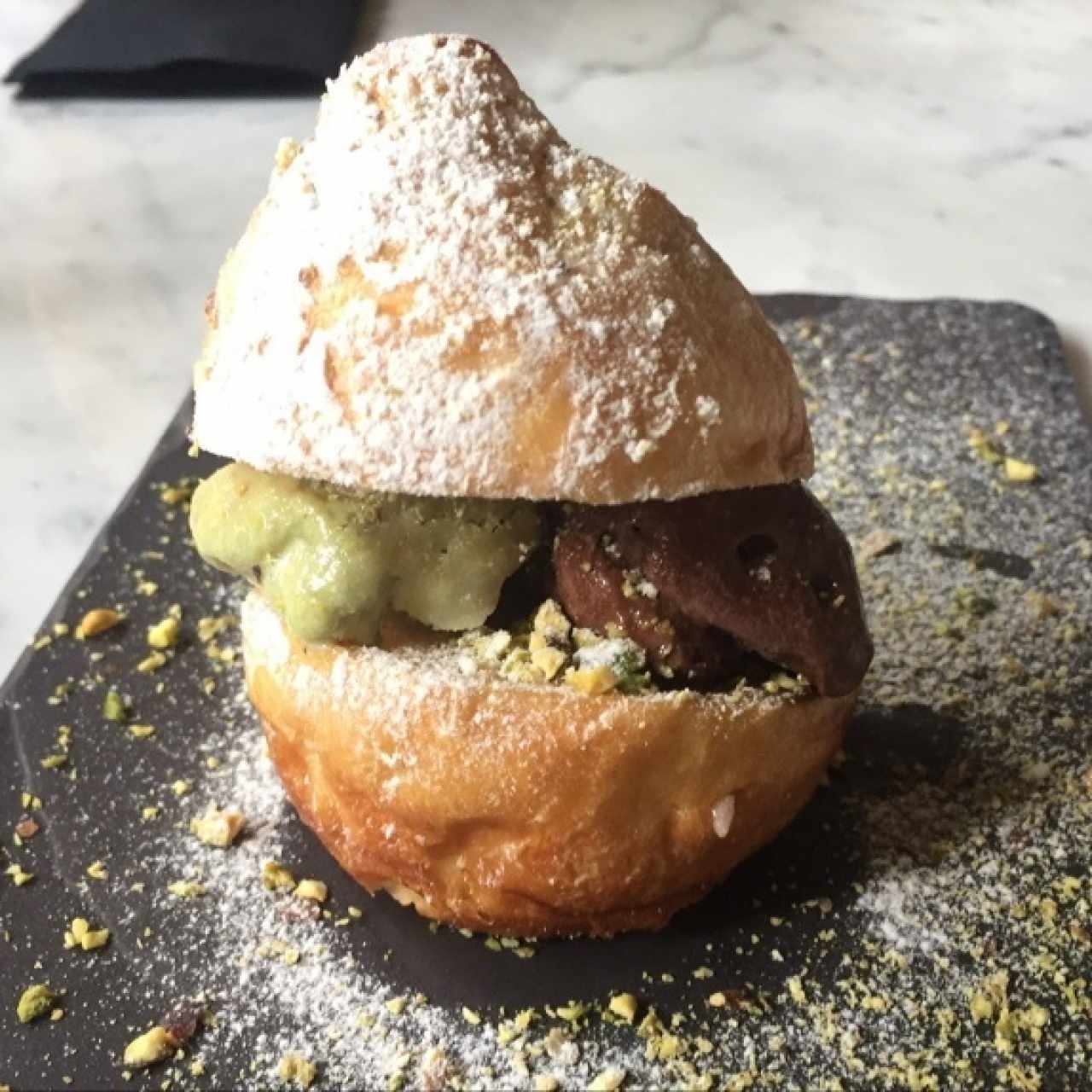 gelatto de pistaccio y chocolate en brioche