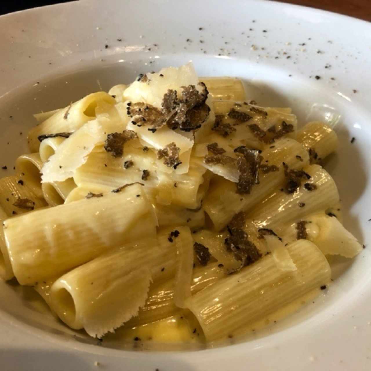 Rigatoni en salsa blanca con trufas 