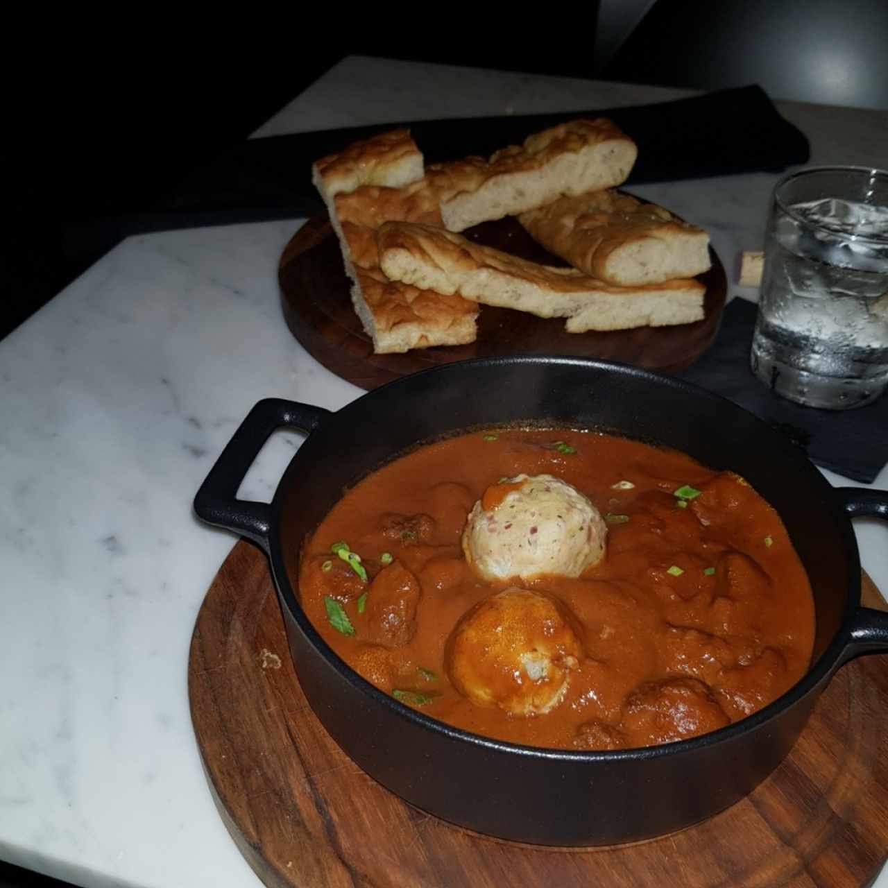 Filetes Angus con buñuelos rellenos de pepperonccini