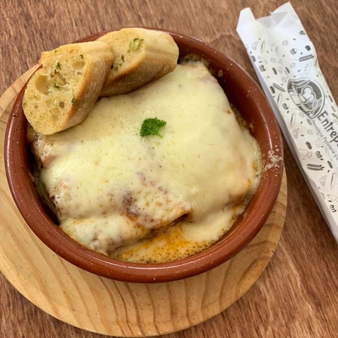 Lasagna de carnes aconpananda con pan