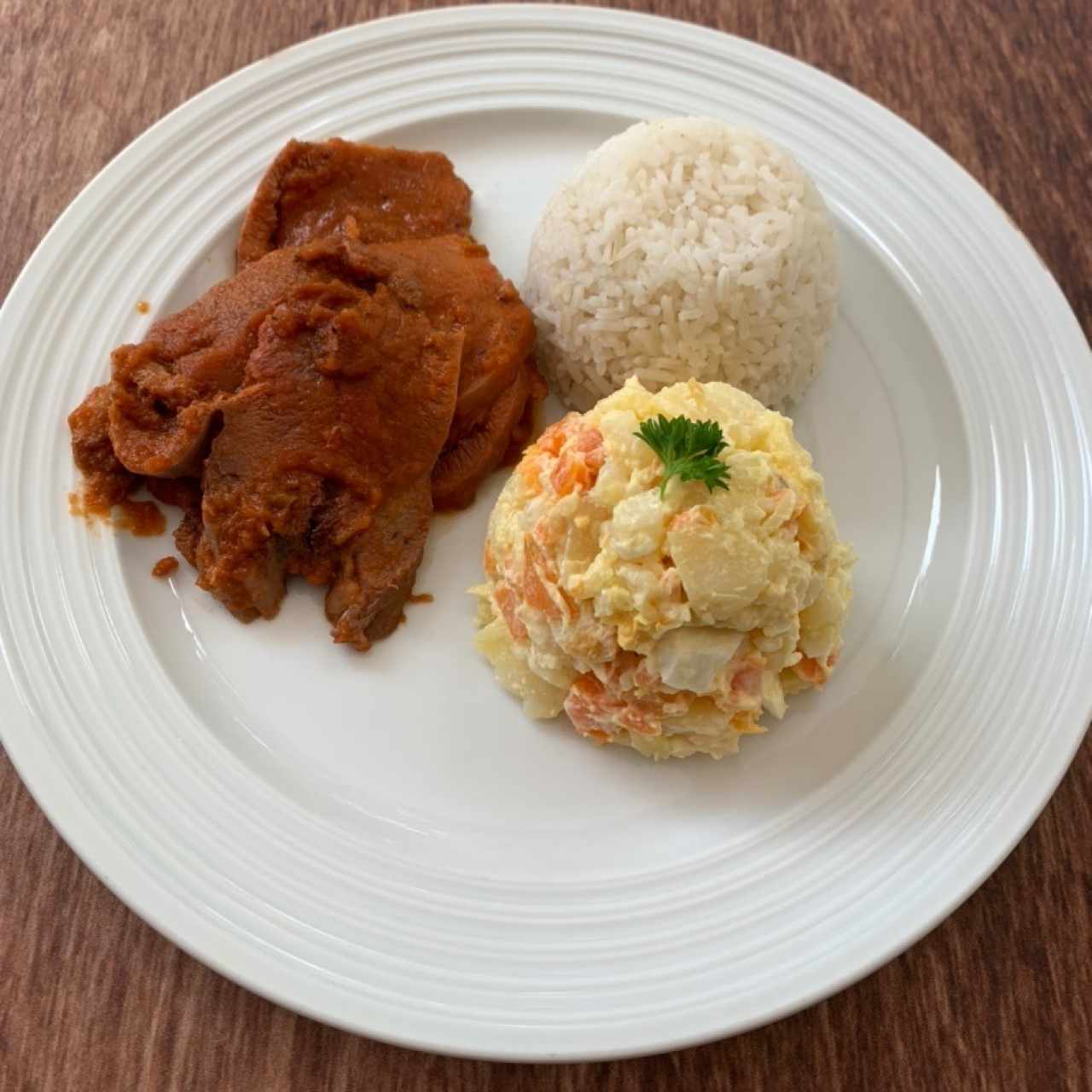 Lengua con arroz y esalada blanca