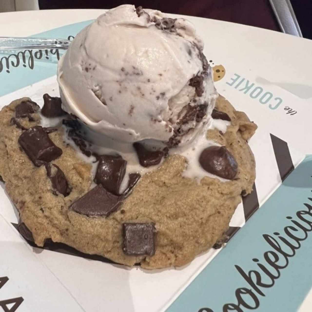 Galleta de chocolate chip con helado