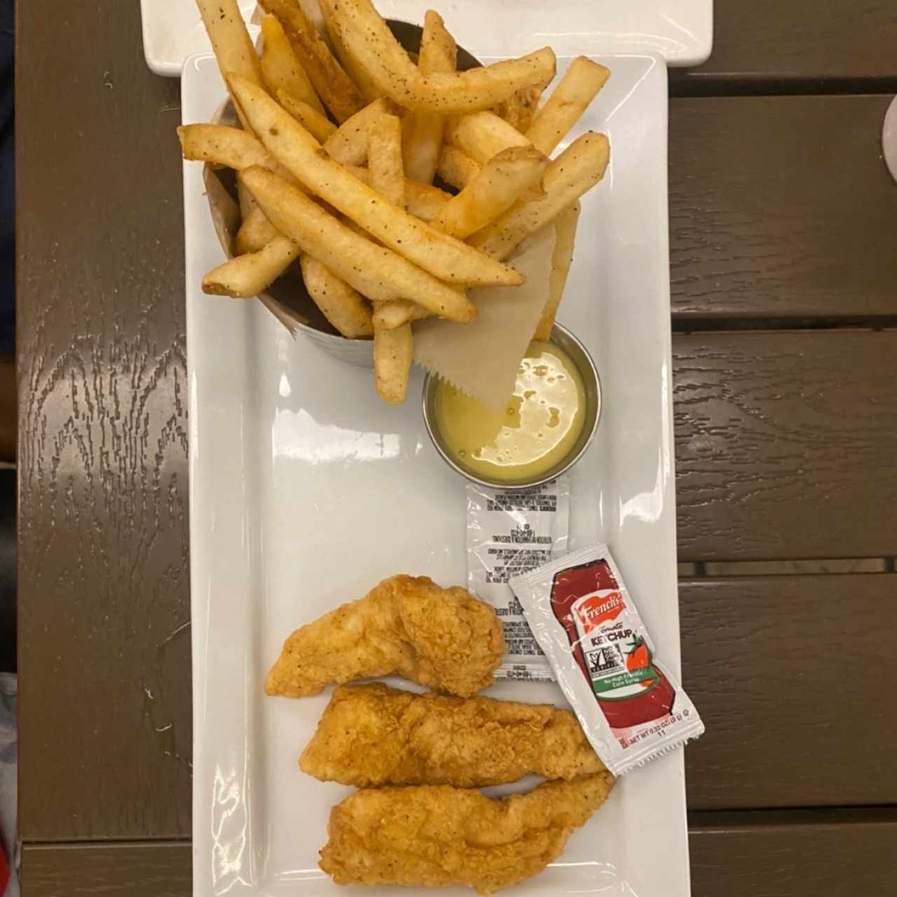 Menu de niños deditos de pollo con papas fritas