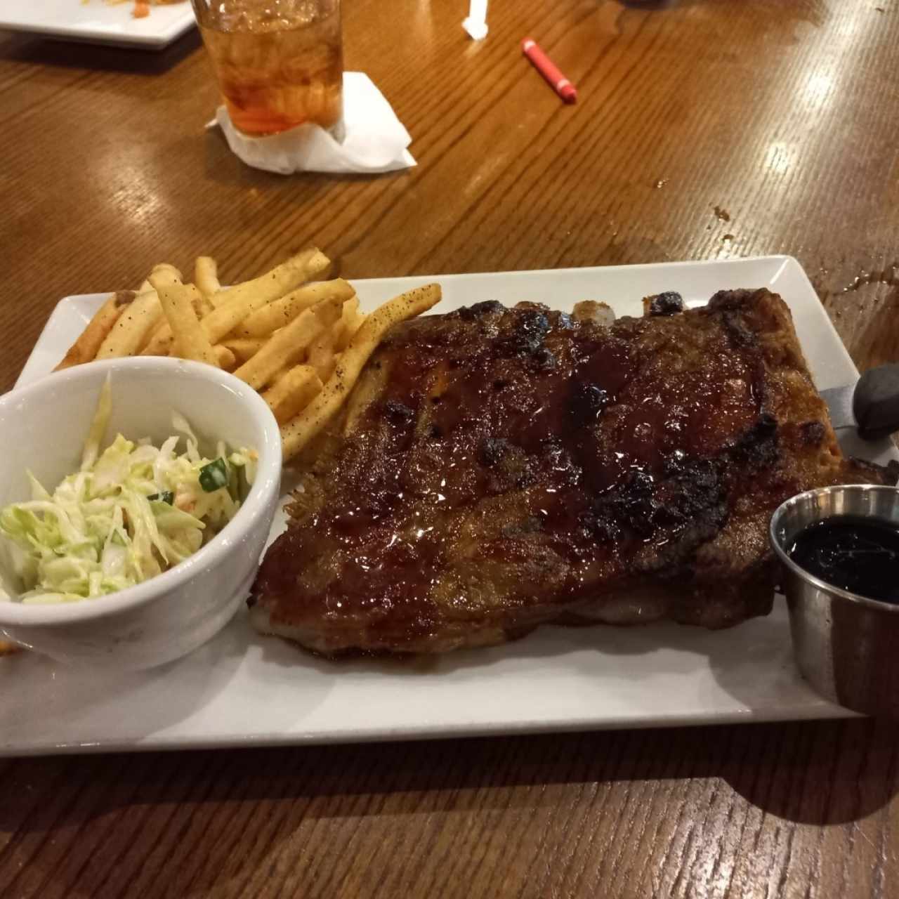 Costillar, papas y ensalda