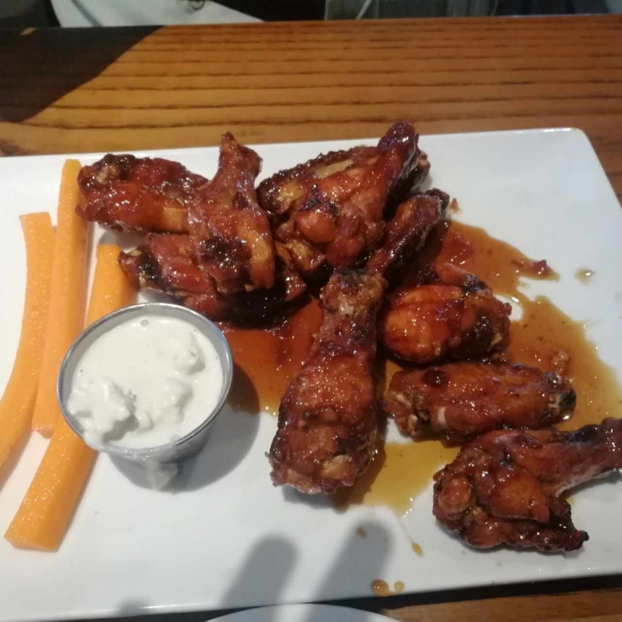 Wings bañadas en salsa Friday's Signature Glaze